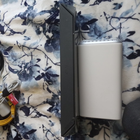 Comcast Equipment Newest Model HD/DVR Box & Wi-Fi/Home Phone xFi Box Plus Cords - Picture 5 of 14